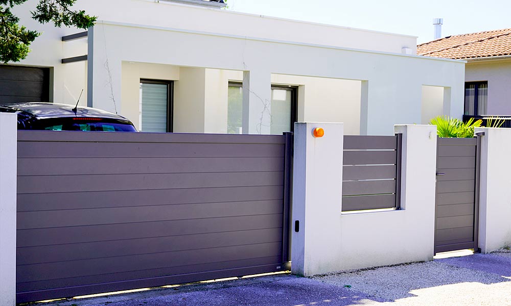 Portes de garage et portails sur-mesure dans divers matériaux tels que l’aluminium , l’acier, le pvc . Nous posons également vos clôtures. FERMECO56 Menuiseries extérieures à LORIENT dans le MORBIHAN 56